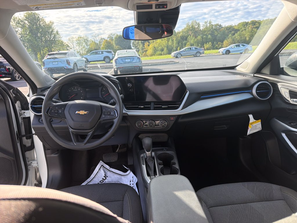 Used 2025 Chevrolet Trax LS FWD image 15