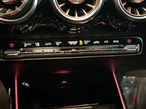 Used 2021 Mercedes-Benz GLB 250 image 19