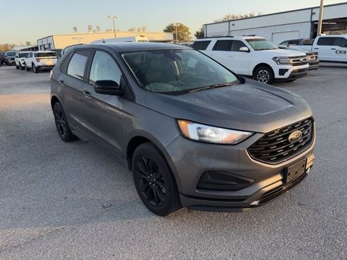 Used 2024 Ford Edge SE w/ Black Appearance Package image 3
