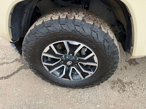 Used 2020 Toyota Tacoma TRD Sport w/ TRD Premium Sport Package AWD/4WD image 11