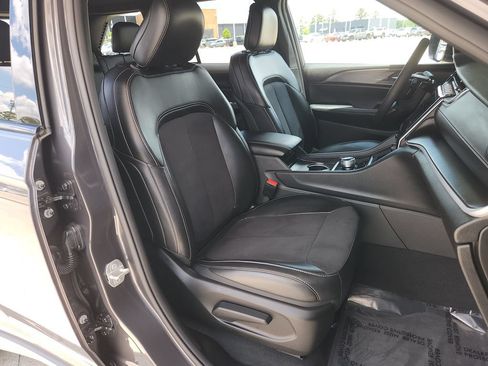 Used 2024 Jeep Grand Cherokee Altitude RWD image 16
