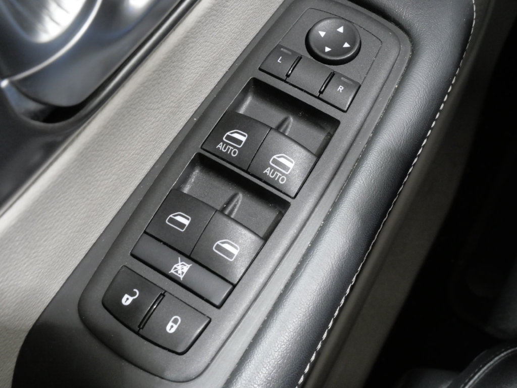 Used 2024 Chrysler Pacifica Touring-L FWD image 12