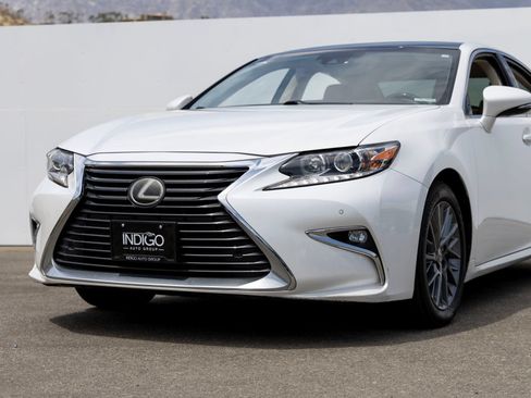 Used 2018 Lexus ES 350 w/ Navigation System Package FWD image 3