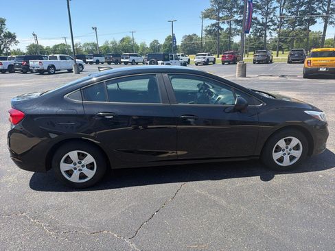 Used 2017 Chevrolet Cruze LS FWD image 5