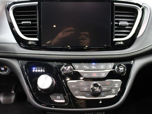 Used 2024 Chrysler Pacifica Touring-L w/ S Appearance Package AWD/4WD image 20