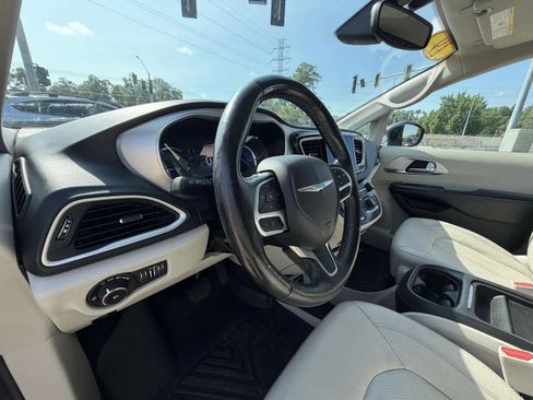 Used 2019 Chrysler Pacifica Touring-L FWD image 11