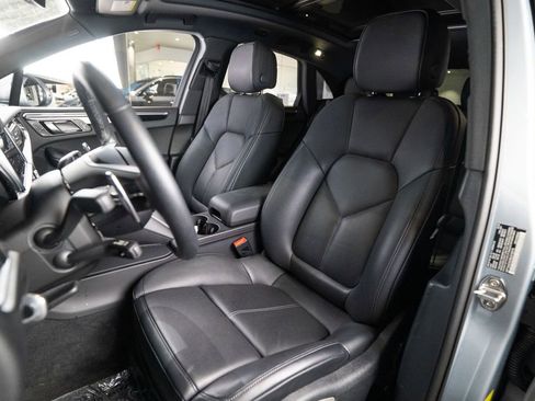 Certified 2025 Porsche Macan image 5