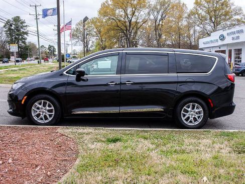 Used 2023 Chrysler Voyager LX image 3