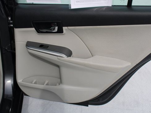 Used 2012 Toyota Camry XLE w/ Convenience Pkg image 16