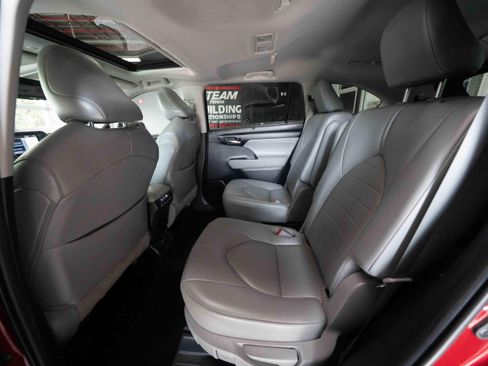 Used 2020 Toyota Highlander XLE AWD/4WD image 22
