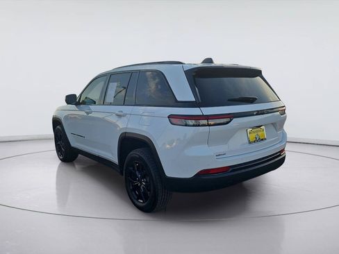 Used 2025 Jeep Grand Cherokee Altitude RWD image 3