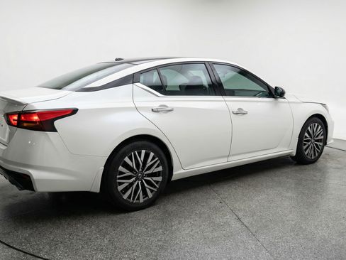 Used 2025 Nissan Altima 2.5 SV FWD image 9