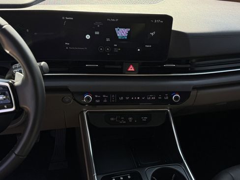 Used 2025 Kia Carnival EX image 20