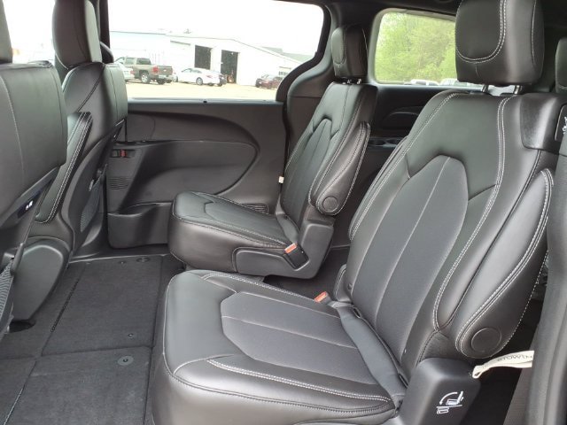 New 2027 Chrysler Pacifica Select AWD/4WD image 12