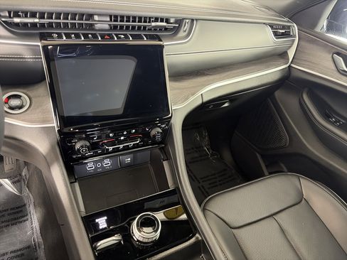 Used 2024 Jeep Grand Cherokee Limited w/ Luxury Tech Group II AWD/4WD image 4