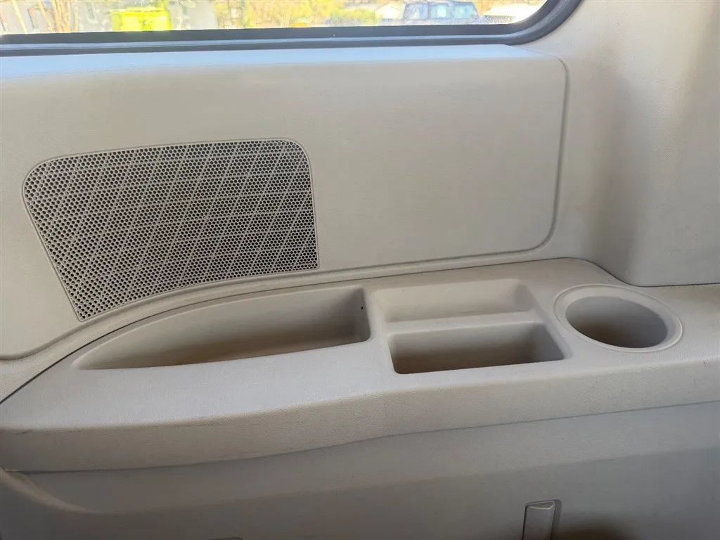 Used 2016 Dodge Grand Caravan SXT w/ UConnect Hands-Free Group FWD image 35