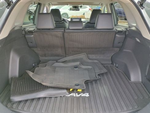 Used 2021 Toyota RAV4 XLE Premium image 18