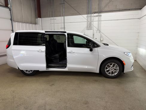Used 2025 Chrysler Pacifica Select FWD image 8