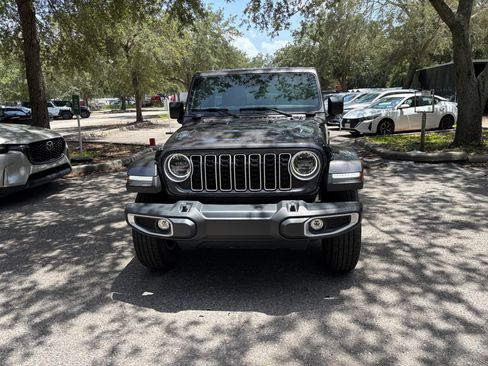 Used 2025 Jeep Wrangler Unlimited Sahara AWD/4WD image 11