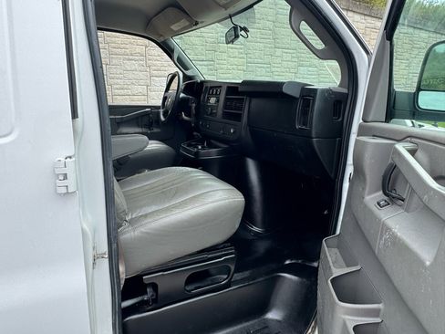 Used 2017 Chevrolet Express 2500 image 22