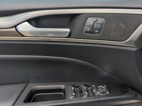 Used 2017 Ford Fusion SE w/ Fusion SE Technology Package AWD/4WD image 10