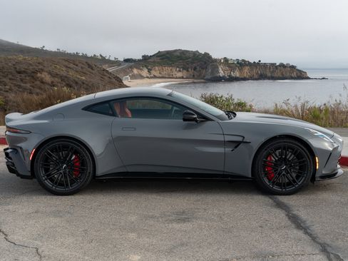 Used 2025 Aston Martin V8 Vantage Coupe image 26