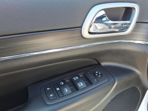 Used 2021 Jeep Grand Cherokee Limited AWD/4WD image 12