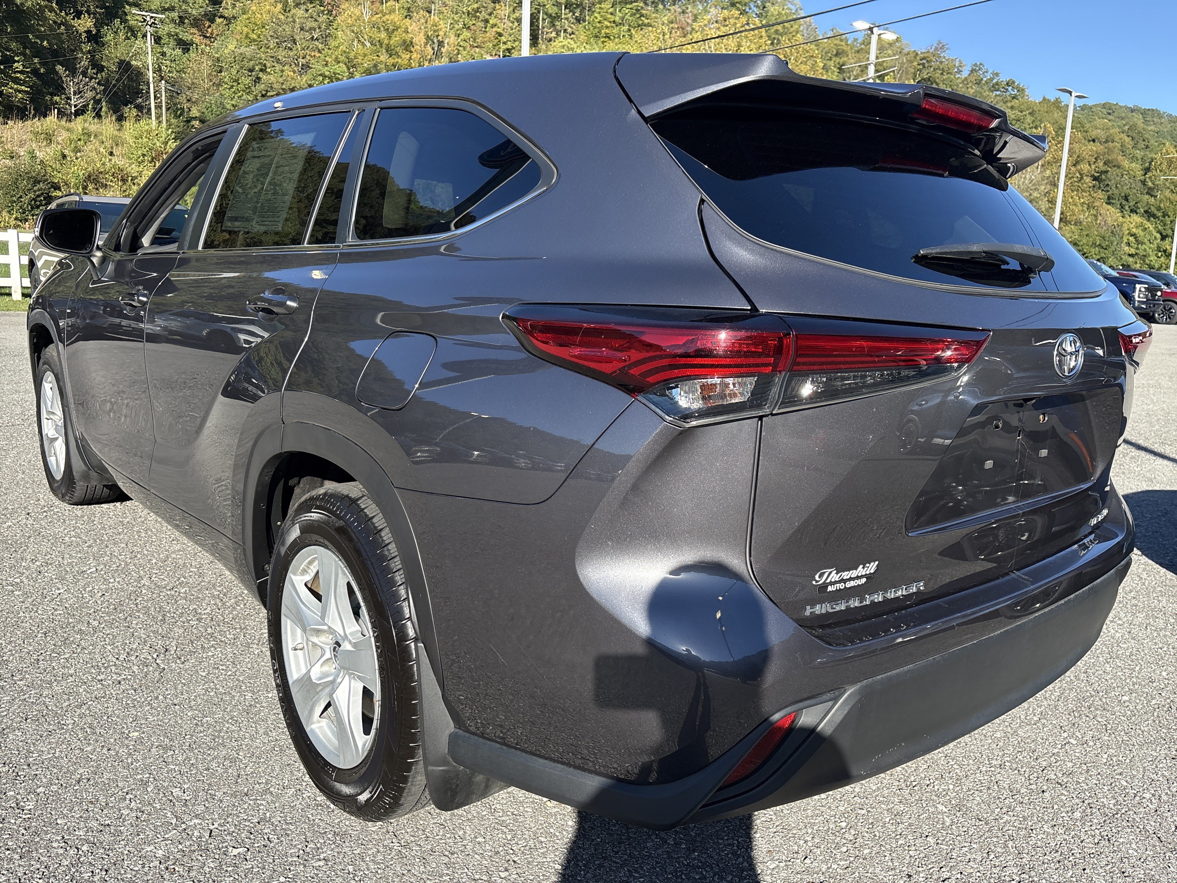 Used 2023 Toyota Highlander LE AWD/4WD image 6