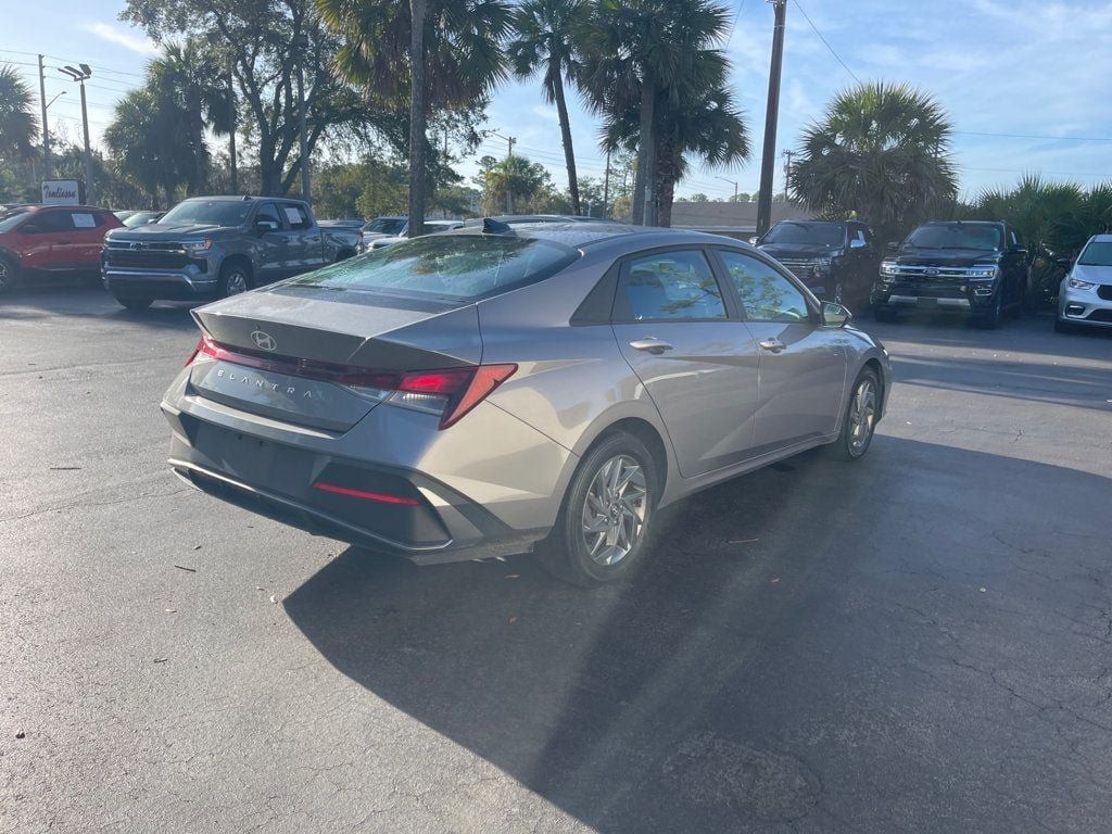 Used 2024 Hyundai Elantra SEL FWD image 5