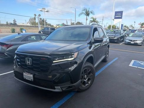 Used 2025 Honda Pilot TrailSport image 1