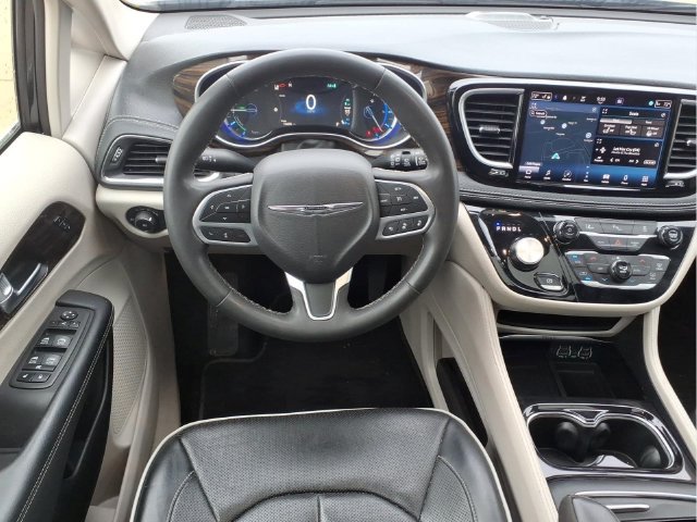 Used 2023 Chrysler Pacifica Limited FWD image 19