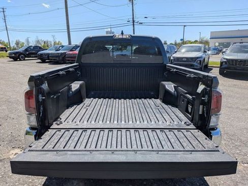 Certified 2023 Toyota Tacoma TRD Off-Road AWD/4WD image 5
