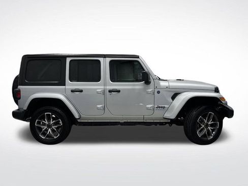 Used 2024 Jeep Wrangler Unlimited image 2