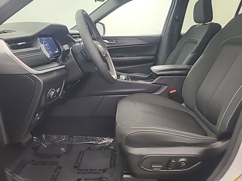 Used 2024 Jeep Grand Cherokee Laredo X image 25