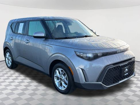 Used 2023 Kia Soul LX w/ LX Technology Package image 3
