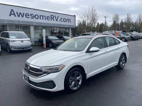 Certified 2023 Volkswagen Jetta SE w/ Panoramic Sunroof Package image 10