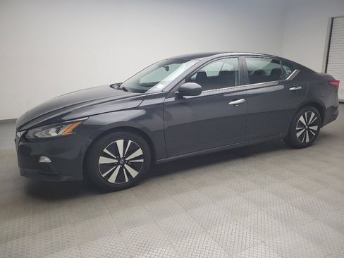 Used 2021 Nissan Altima 2.5 SV FWD image 2