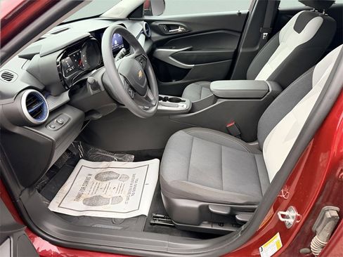 Used 2024 Chevrolet Trax LS w/ LS Convenience Package image 13