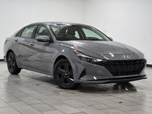 Used 2022 Hyundai Elantra SEL w/ Cargo Package image 2