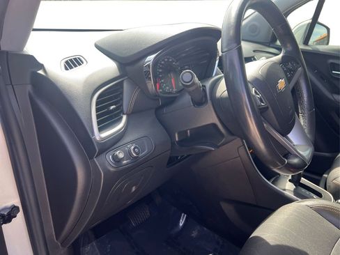 Used 2020 Chevrolet Trax LT w/ LT Convenience Package image 19
