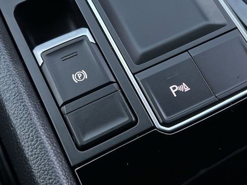 Used 2022 Volkswagen Atlas Cross Sport SE image 31