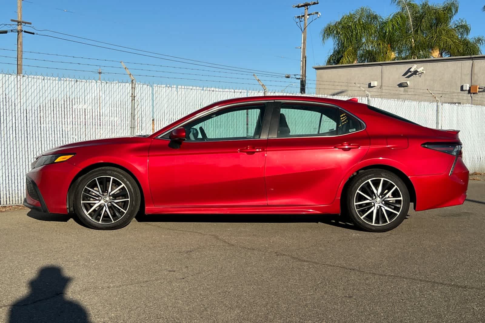 Used 2021 Toyota Camry SE FWD image 2