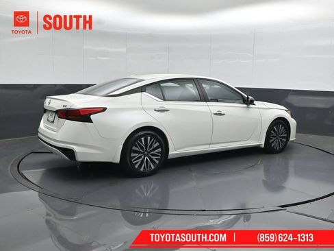 Used 2024 Nissan Altima 2.5 SV FWD image 2