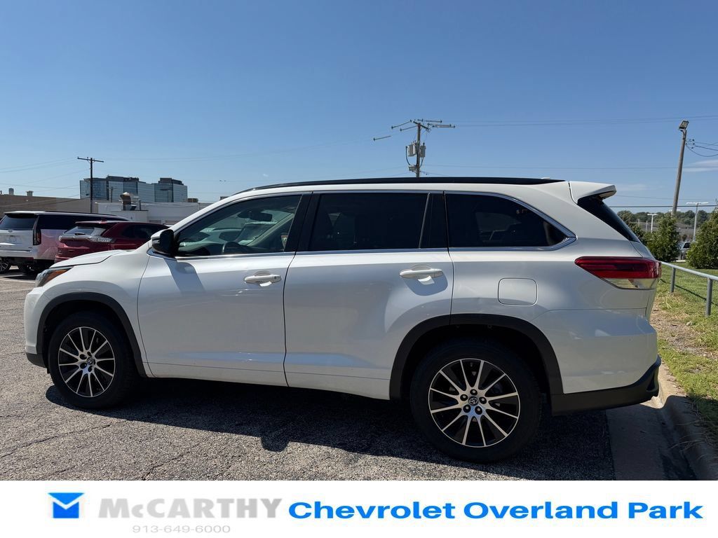 Used 2017 Toyota Highlander SE FWD image 5