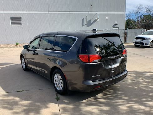 Used 2018 Chrysler Pacifica L FWD image 3