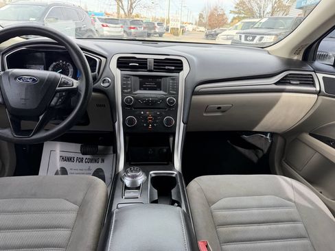 Used 2017 Ford Fusion SE image 29