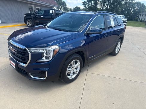 Used 2022 GMC Terrain SLE w/ Driver Convenience Package FWD image 2