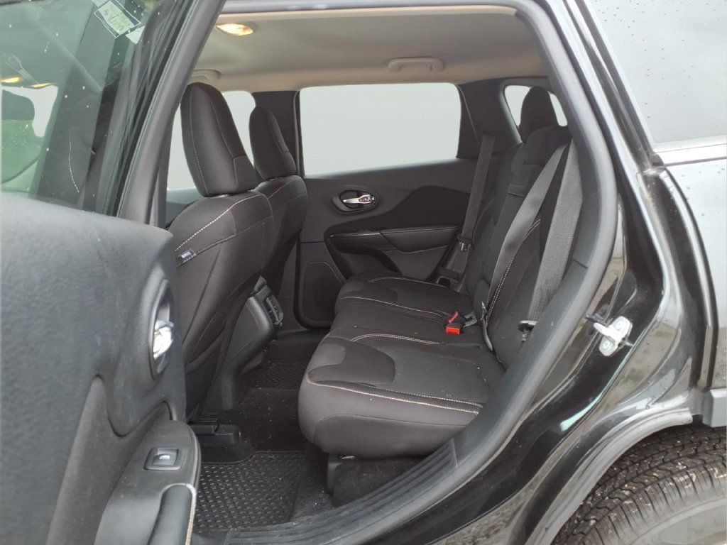 Used 2015 Jeep Cherokee Latitude w/ Cold Weather Group FWD image 32