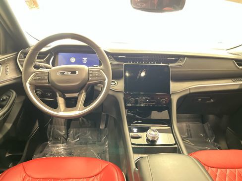 Used 2024 Jeep Grand Cherokee Limited w/ Black Appearance Package image 16