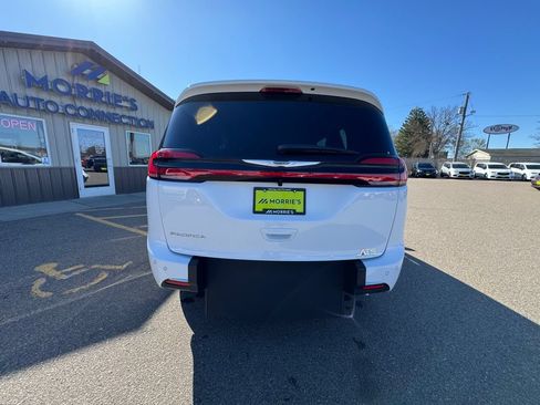 Used 2026 Chrysler Pacifica Select FWD image 37